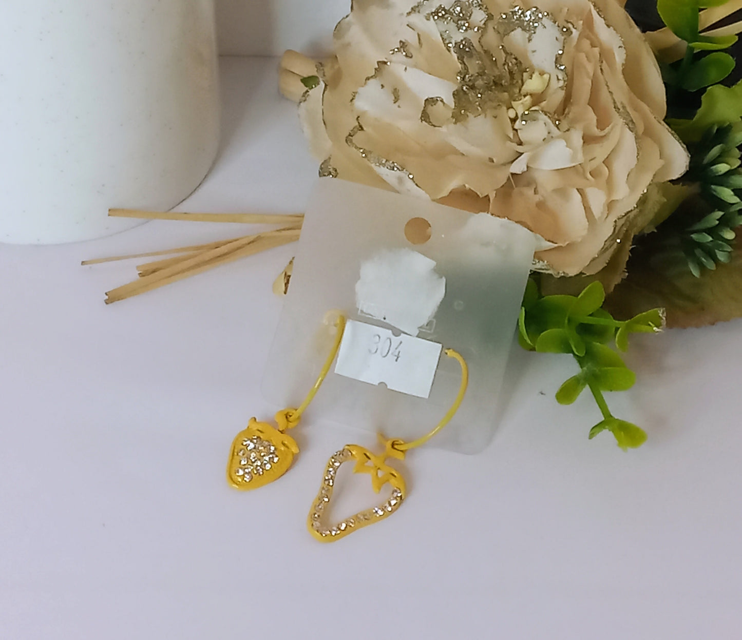 Boucle d'oreille dormeuse fraise (Fantaisie) BO20124