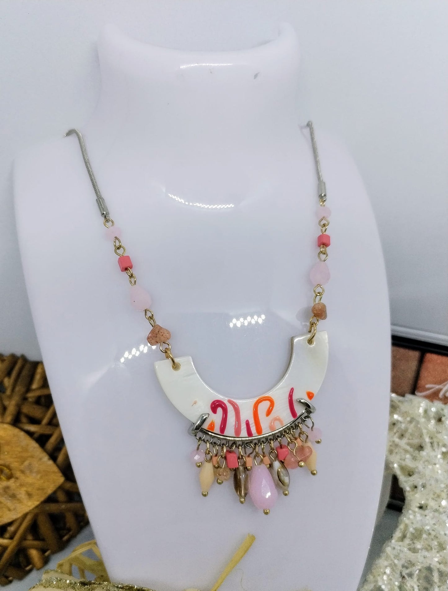 Collier blanc saumon (Fantaisie) C3325