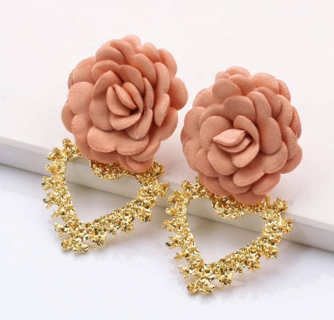 Boucle d'oreille fleur beige (fantaisie) BO18324