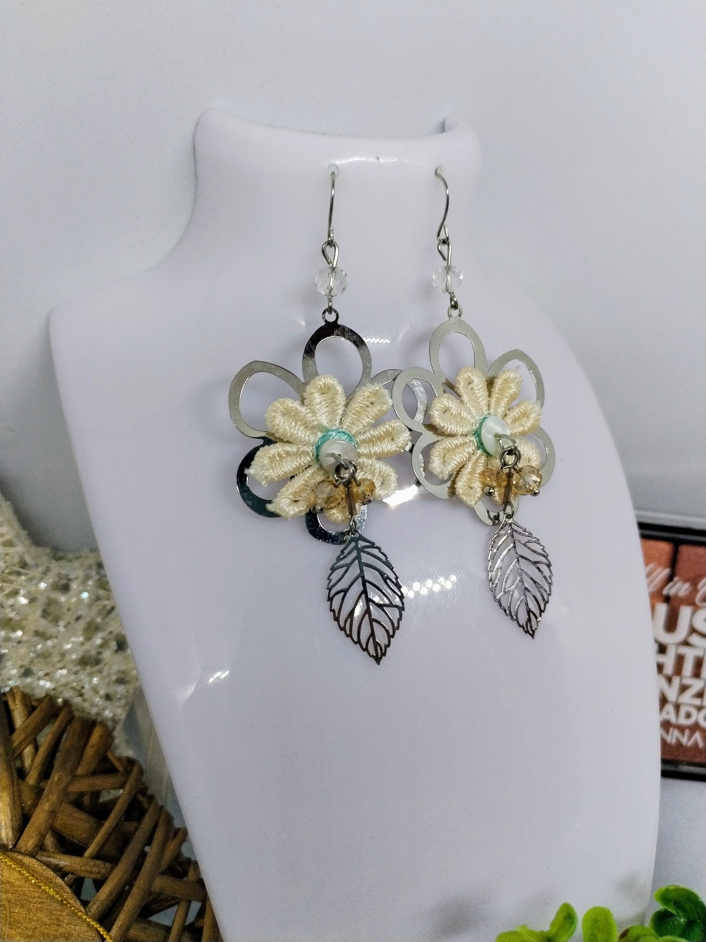 Boucle d'oreille fleur blanche (Fantaisie) BO21724