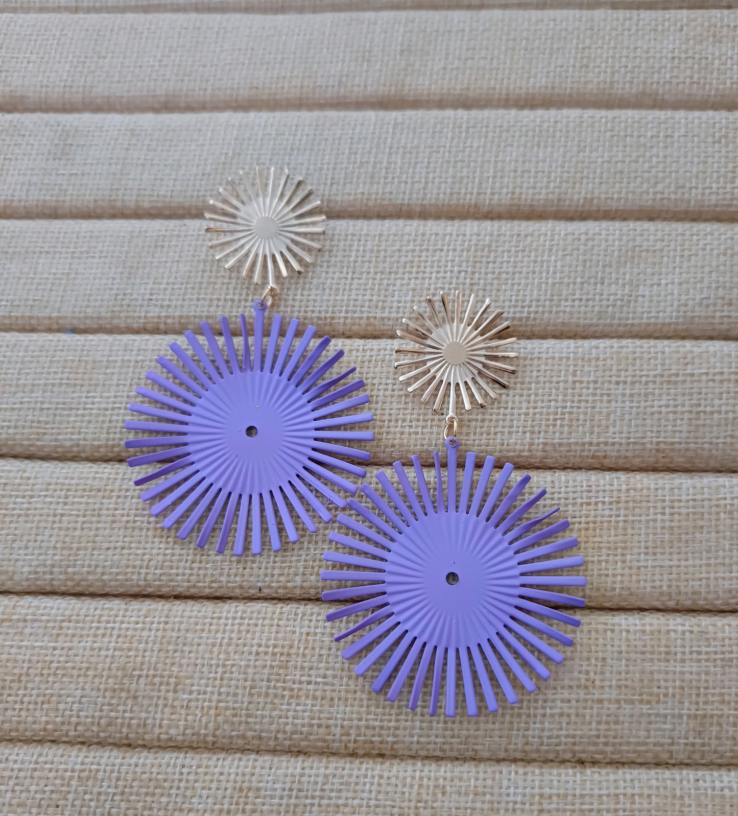 Boucle d'oreille violette (fantaisie)