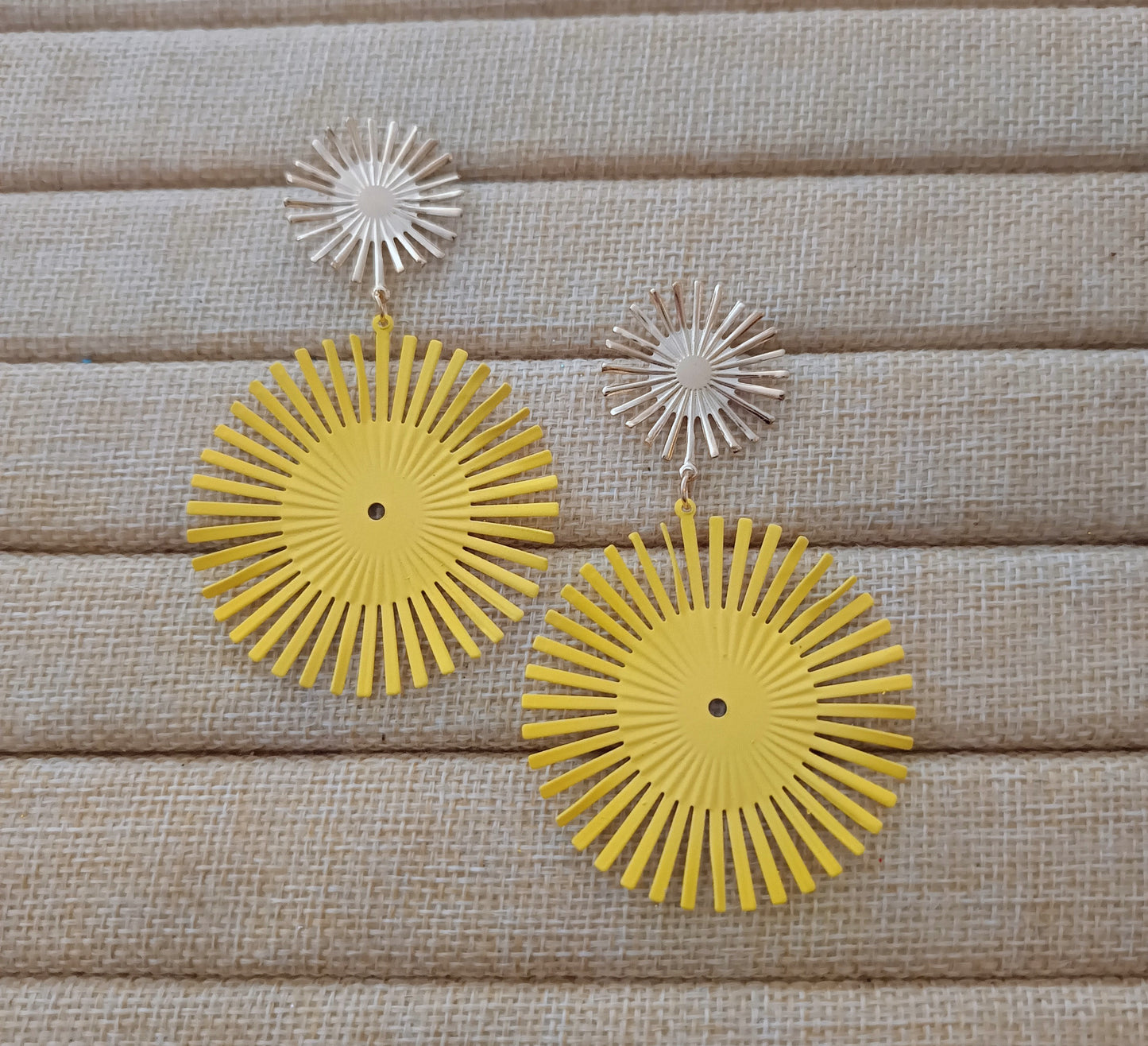Boucle d'oreille jaune (fantaisie)