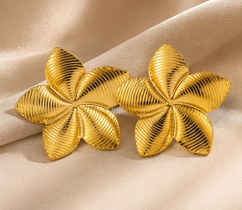 Boucles “Léana” – Fleur Dorée Élégante en Acier Inoxydable