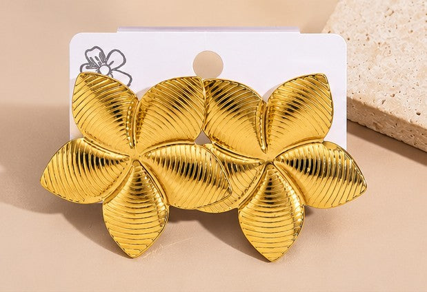 Boucles “Léana” – Fleur Dorée Élégante en Acier Inoxydable
