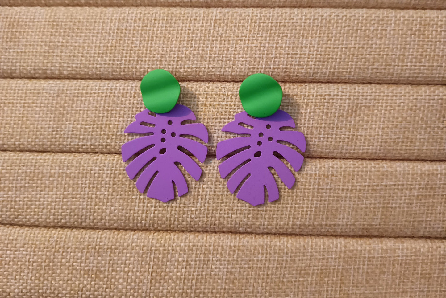 Boucle d'oreille violette et verte (fantaisie)