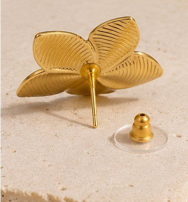Boucles “Léana” – Fleur Dorée Élégante en Acier Inoxydable