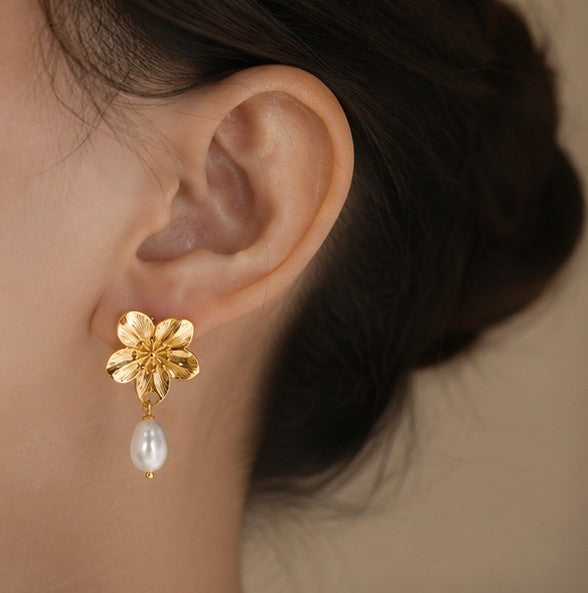 Boucles Aurora – Boucles d’oreilles fleur dorée & perle en acier inoxydable