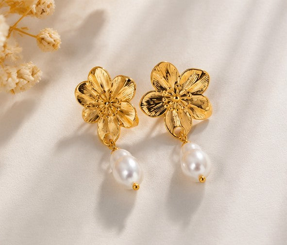 Boucles Aurora – Boucles d’oreilles fleur dorée & perle en acier inoxydable