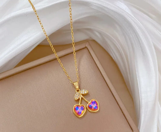 🍒 Collier Alya Cherry — Acier Inoxydable Doré & Cerises Irisées