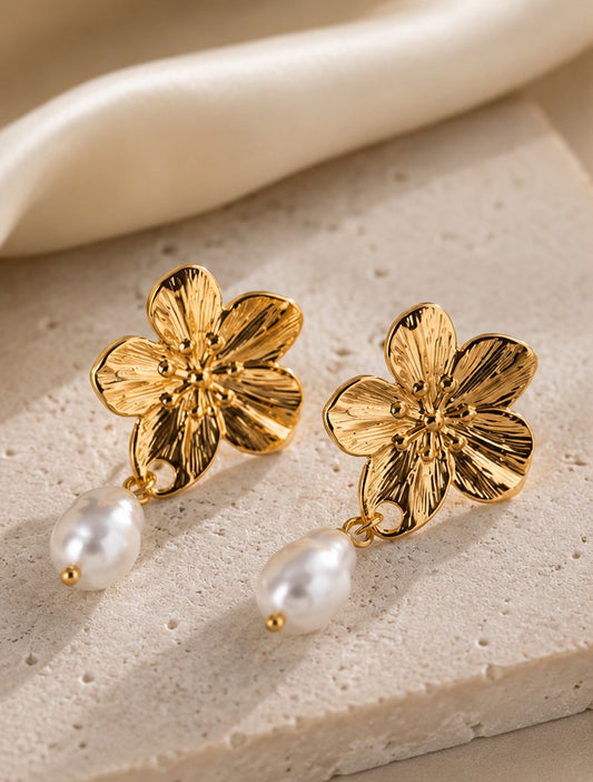 Boucles Aurora – Boucles d’oreilles fleur dorée & perle en acier inoxydable