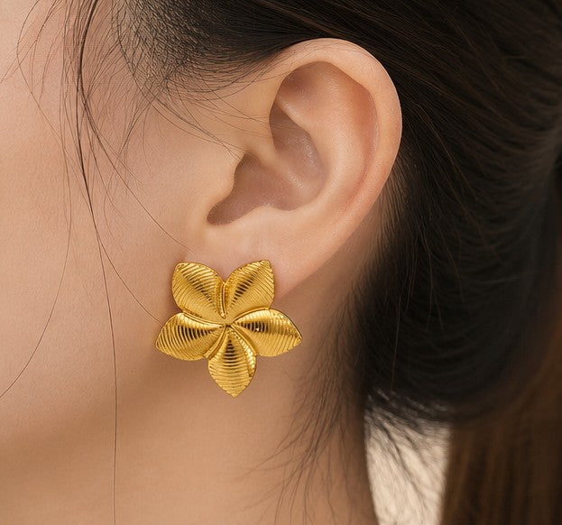 Boucles “Léana” – Fleur Dorée Élégante en Acier Inoxydable