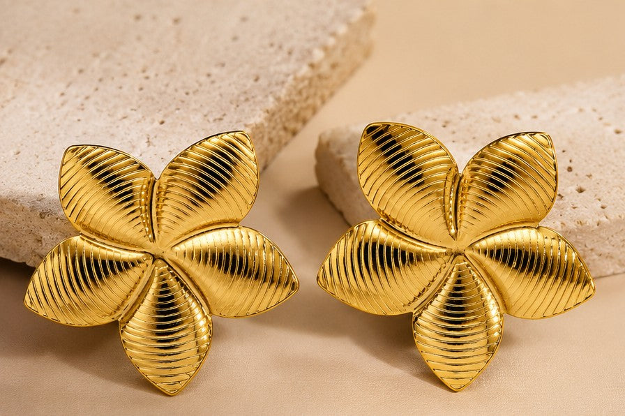 Boucles “Léana” – Fleur Dorée Élégante en Acier Inoxydable